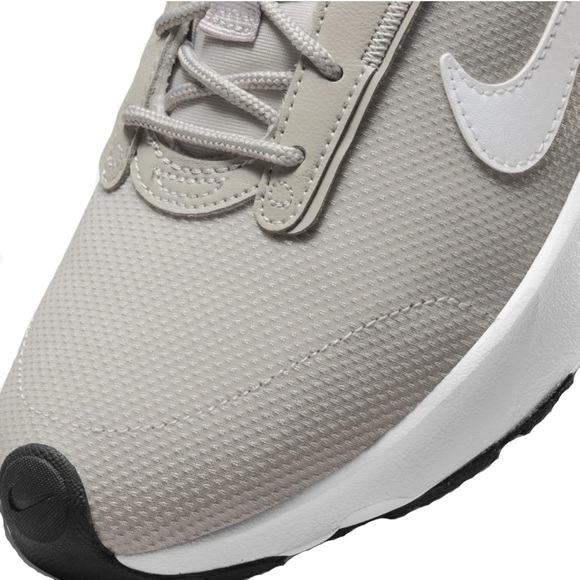 Excellent Choice Women’s Grey Nike Running Sneakers  size 9 - Picture 4 of 11